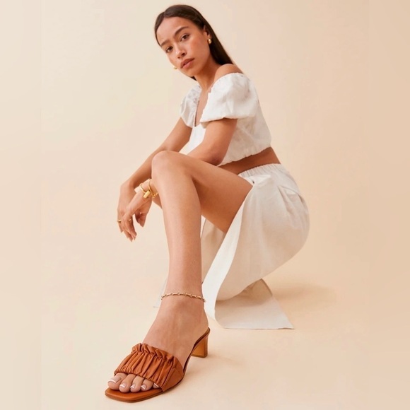 Reformation Shereen Ruched Block Heel Mule in Pecan 9 - Picture 4 of 12